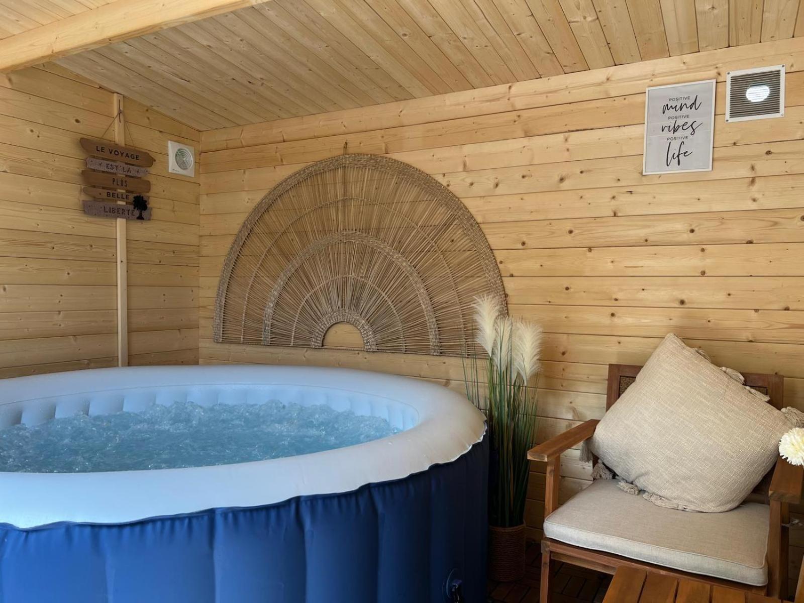 Escale Cosy A Pontoise Jacuzzi Et Terrasse Apartment Exterior photo