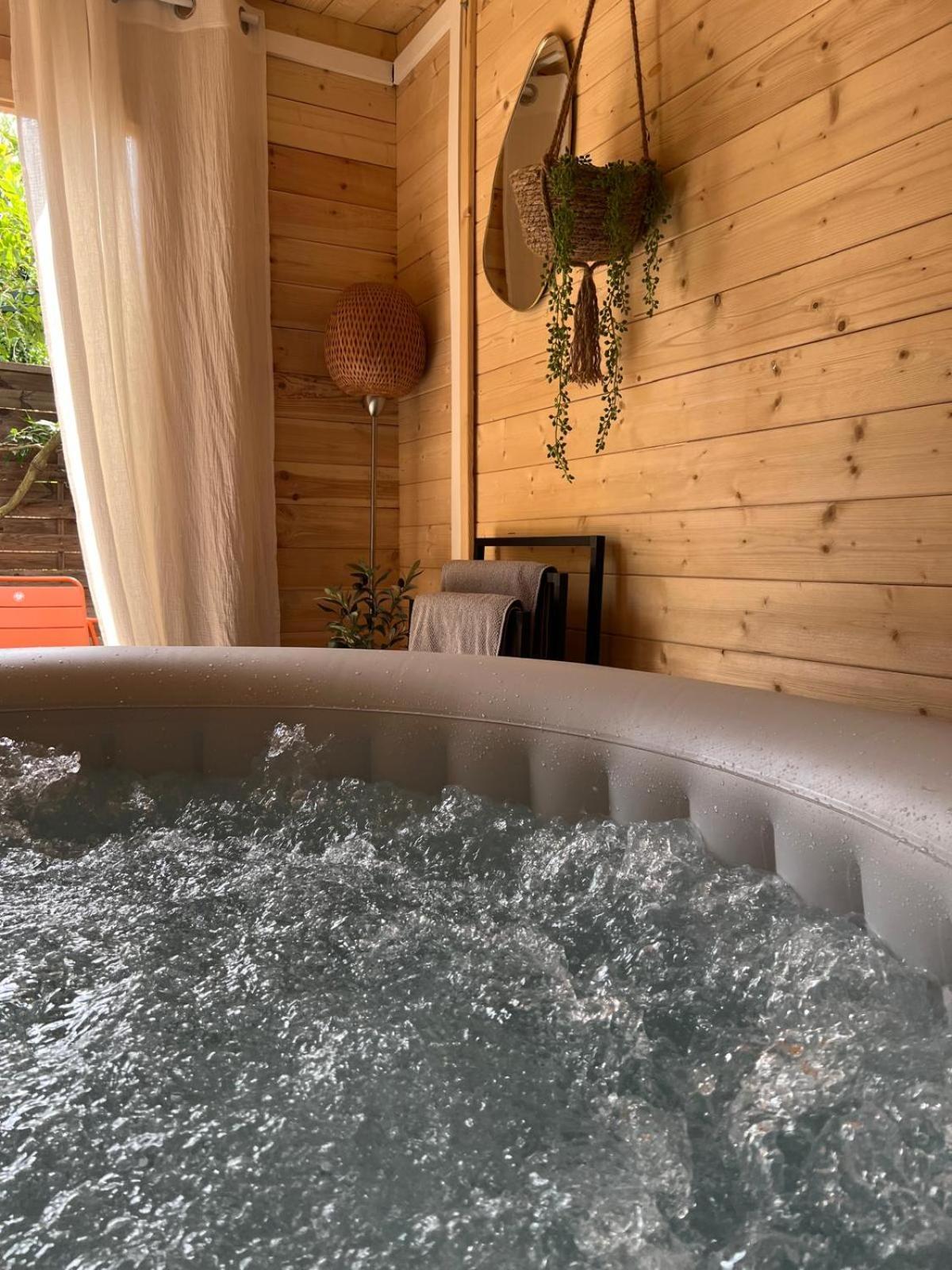Escale Cosy A Pontoise Jacuzzi Et Terrasse Apartment Exterior photo